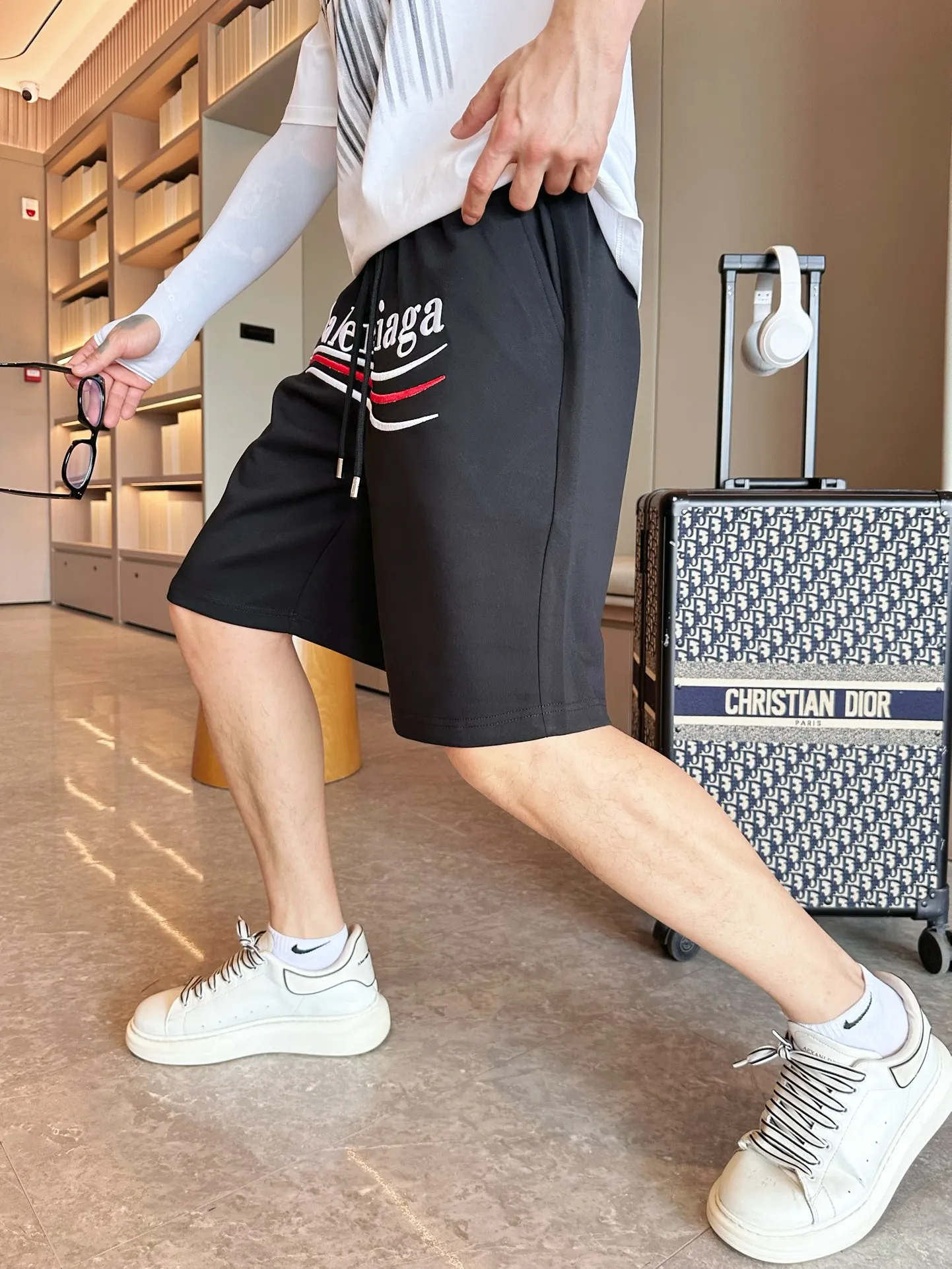 Balenciaga's three-standard complete 2026 summer New Arrival men's casual shorts, advanced custom-made Breathable fabric, Breathable fabric, extremely stretchy and comfortable, impeccable details, top-grade accessories, original logo design concept, delicate and soft feel! The upper body fit is awesome! Size: M-XXXL Please state your height and weight when ordering